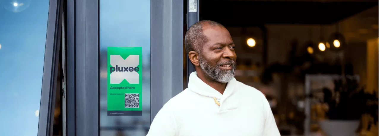 Hombre se siente satisfecho usando bonos Pluxee